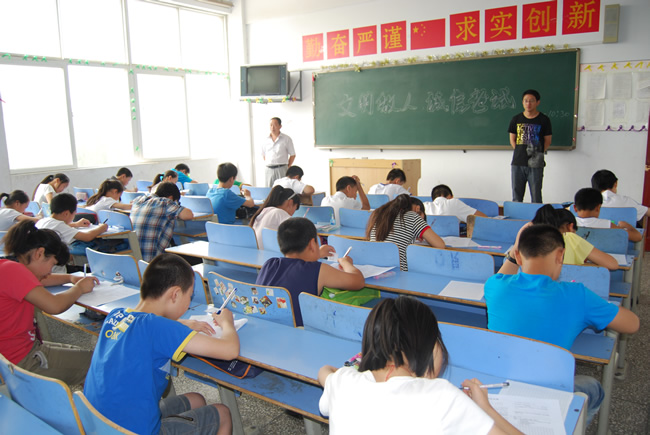 東方外國(guó)語(yǔ)學(xué)?？荚嚞F(xiàn)場(chǎng)