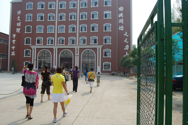 洛陽東方外國(guó)語學(xué)校接待現(xiàn)場(chǎng)