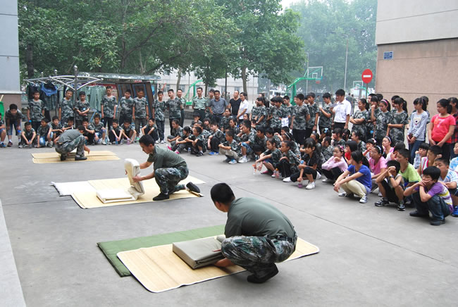 洛陽東方外國語學校新生軍營參觀