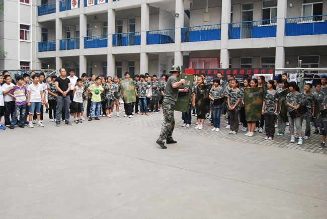 洛陽東方外國語學校新生軍營參觀