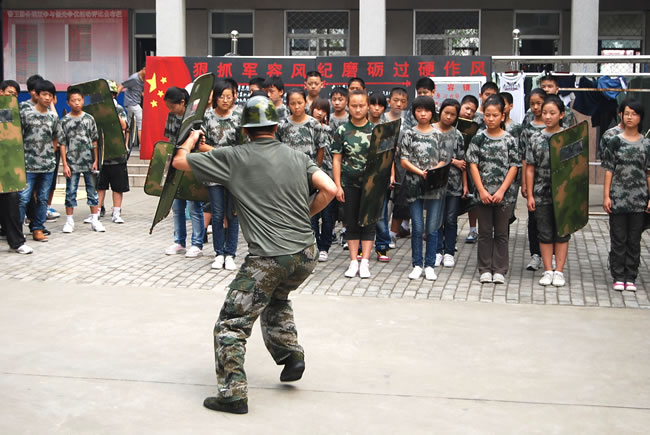 洛陽東方外國語學校新生軍營參觀