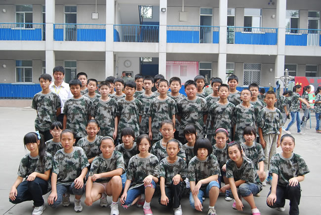 洛陽東方外國語學校新生軍營參觀