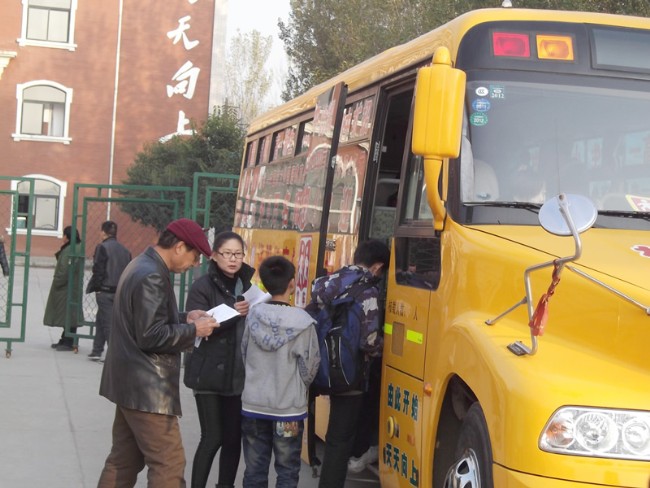 洛陽東方外國語學(xué)校校車接送