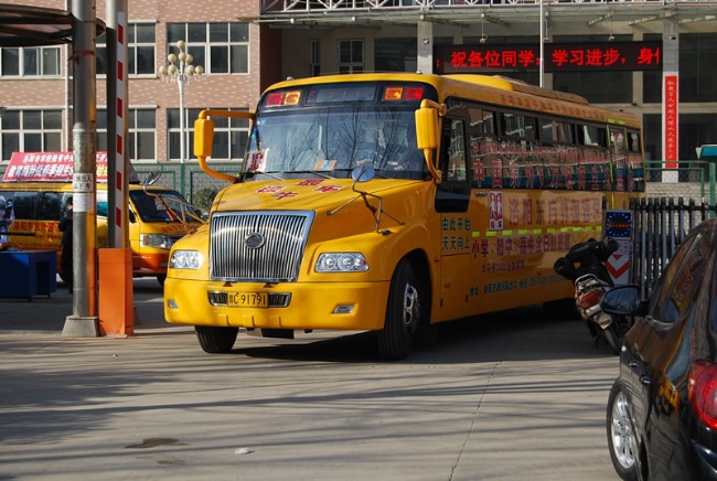 洛陽東方外國語學(xué)校校車接送