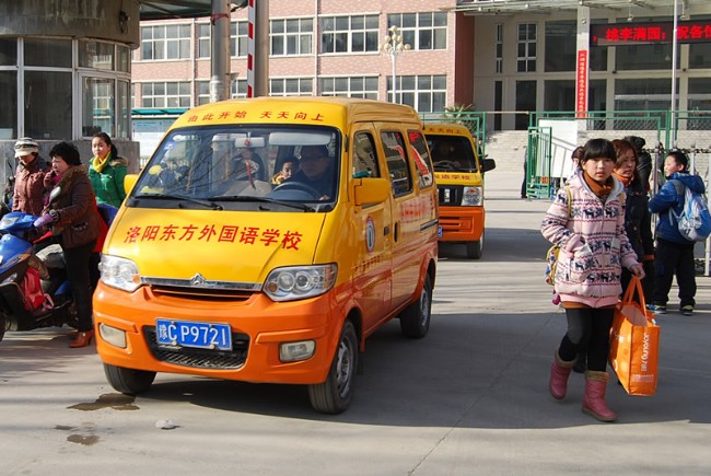 洛陽東方外國語學(xué)校校車接送