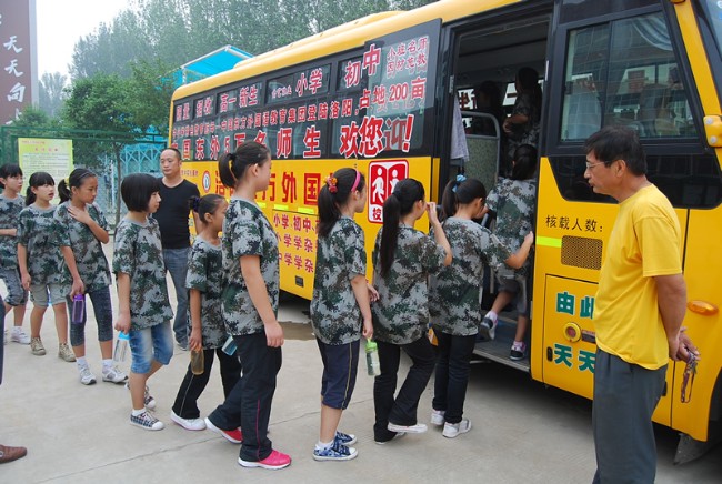 洛陽東方外國語學(xué)校校車接送