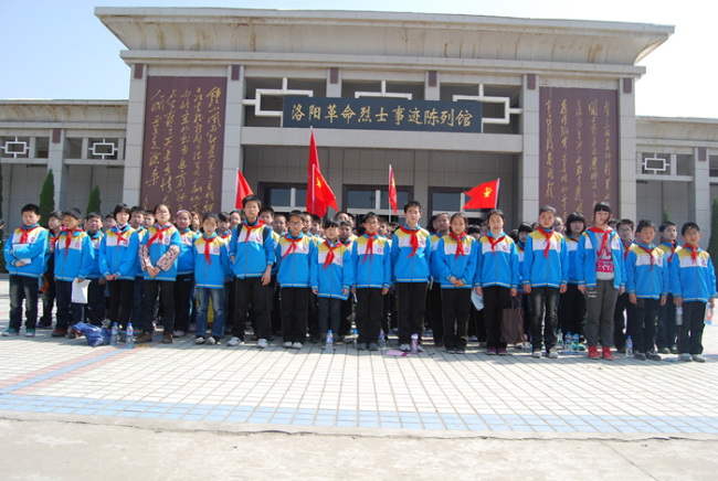 洛陽東方外國語學(xué)校清明掃墓