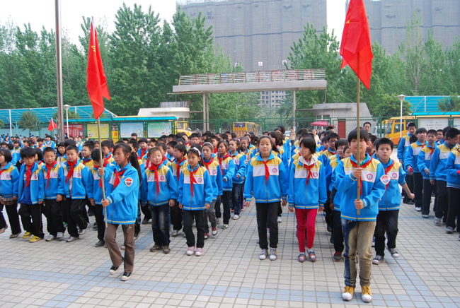 洛陽東方外國語學(xué)校少先隊建隊儀式入場