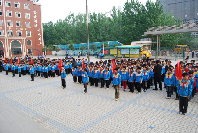 洛陽東方外國語學(xué)校少先隊建隊儀式入場