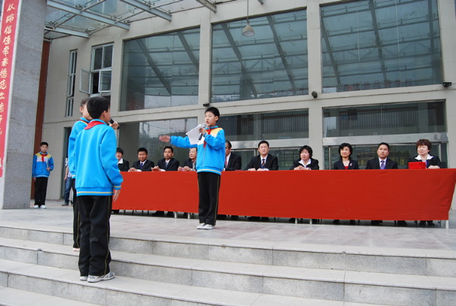 洛陽東方外國語學(xué)校少先隊建隊儀式入場
