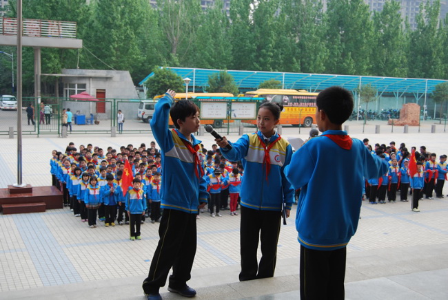 洛陽東方外國語學(xué)校少先隊建隊儀式入場