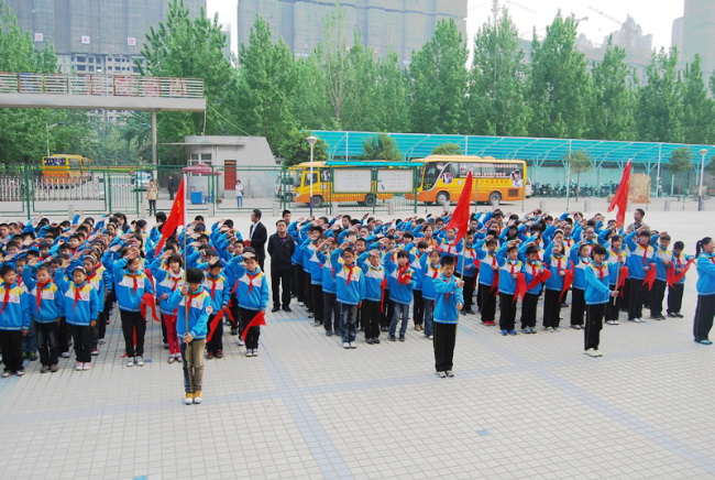 洛陽東方外國語學(xué)校少先隊建隊儀式入場