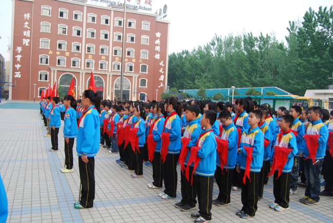 洛陽東方外國語學(xué)校少先隊建隊儀式入場