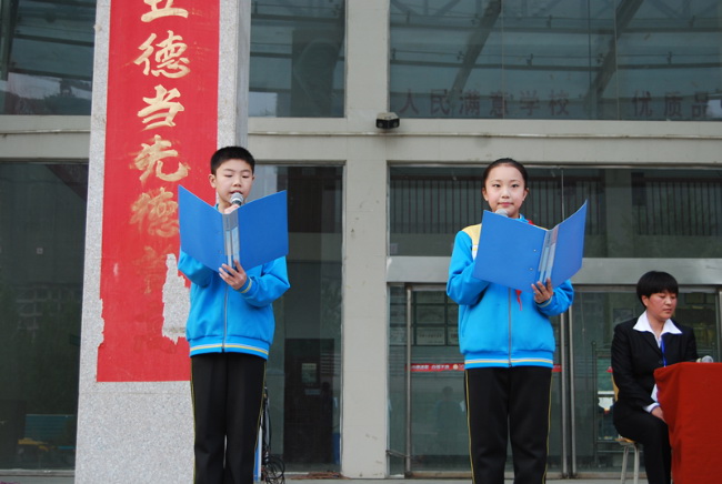 洛陽東方外國語學(xué)校少先隊建隊儀式入場