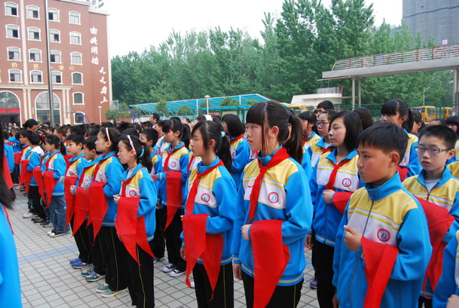 洛陽東方外國語學(xué)校少先隊建隊儀式入場