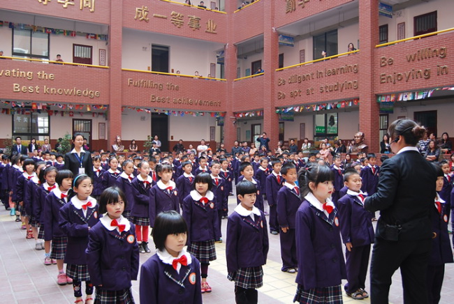 洛陽(yáng)東方外國(guó)語(yǔ)學(xué)校開(kāi)放日課間英語(yǔ)