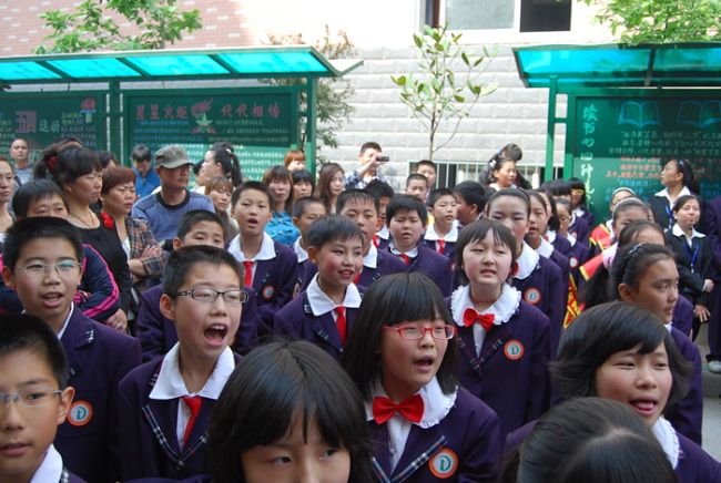 洛陽(yáng)東方外國(guó)語(yǔ)學(xué)校開(kāi)放日課間英語(yǔ)