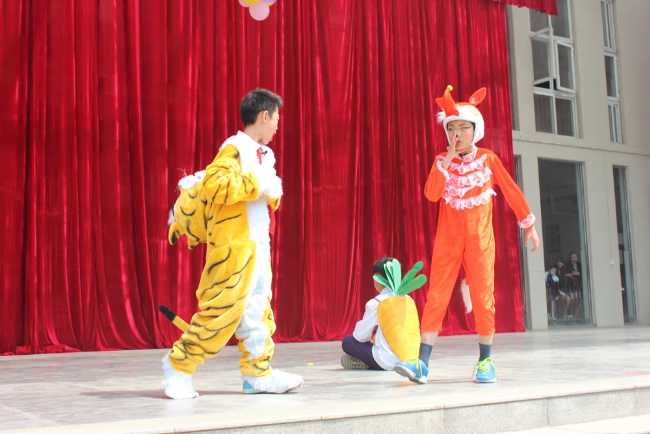 洛陽(yáng)東方外國(guó)語(yǔ)學(xué)校開放日文藝演出
