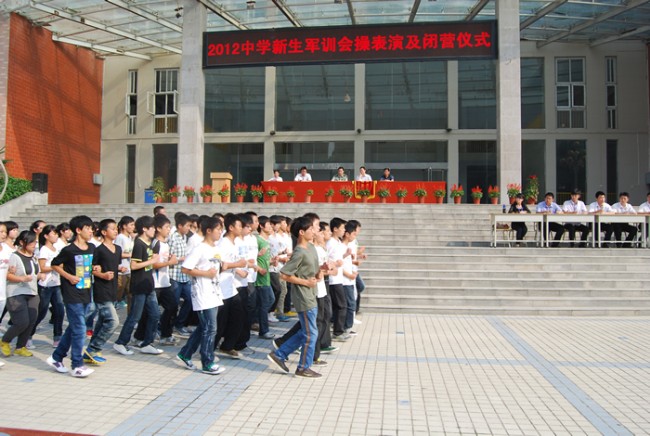 洛陽(yáng)東外中學(xué)部新生軍訓(xùn)會(huì)操表演