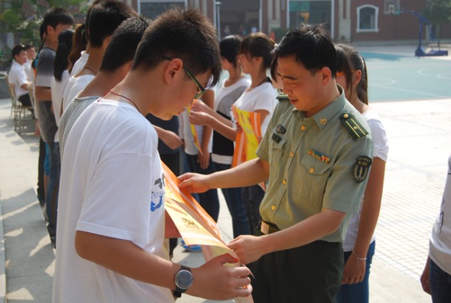 洛陽東外中學(xué)部新生軍訓(xùn)會(huì)操表演