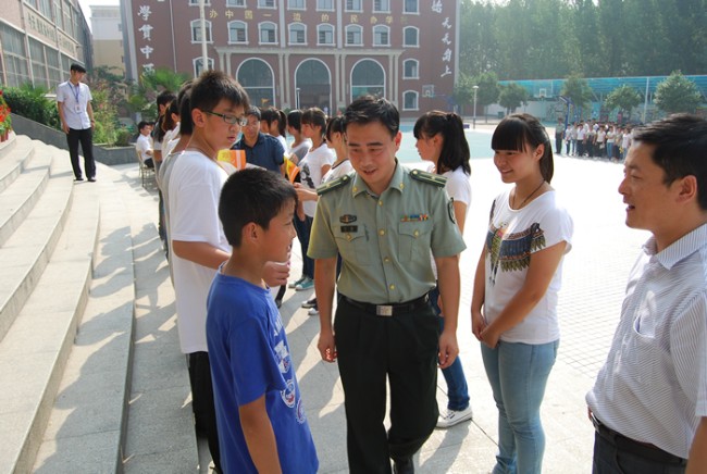 洛陽東外中學(xué)部新生軍訓(xùn)會(huì)操表演