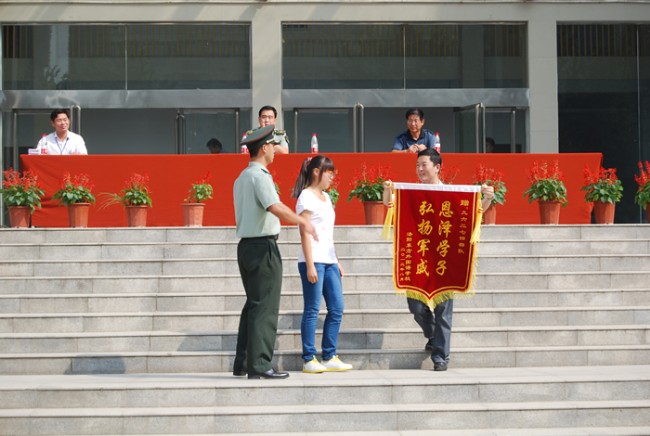 洛陽東外中學(xué)部新生軍訓(xùn)會(huì)操表演
