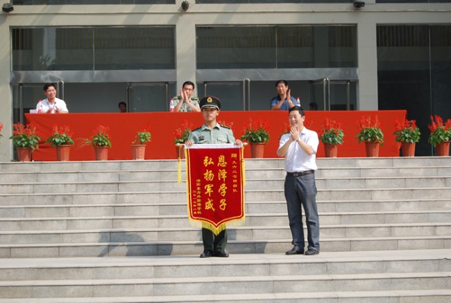 洛陽東外中學(xué)部新生軍訓(xùn)會(huì)操表演