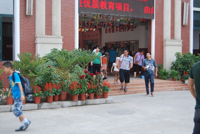洛陽東方外國語學(xué)校新生開學(xué)報(bào)到