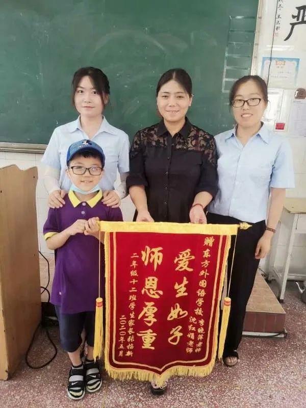 金杯銀杯不如家長(zhǎng)的口碑，金獎(jiǎng)銀獎(jiǎng)不如家長(zhǎng)的褒獎(jiǎng)