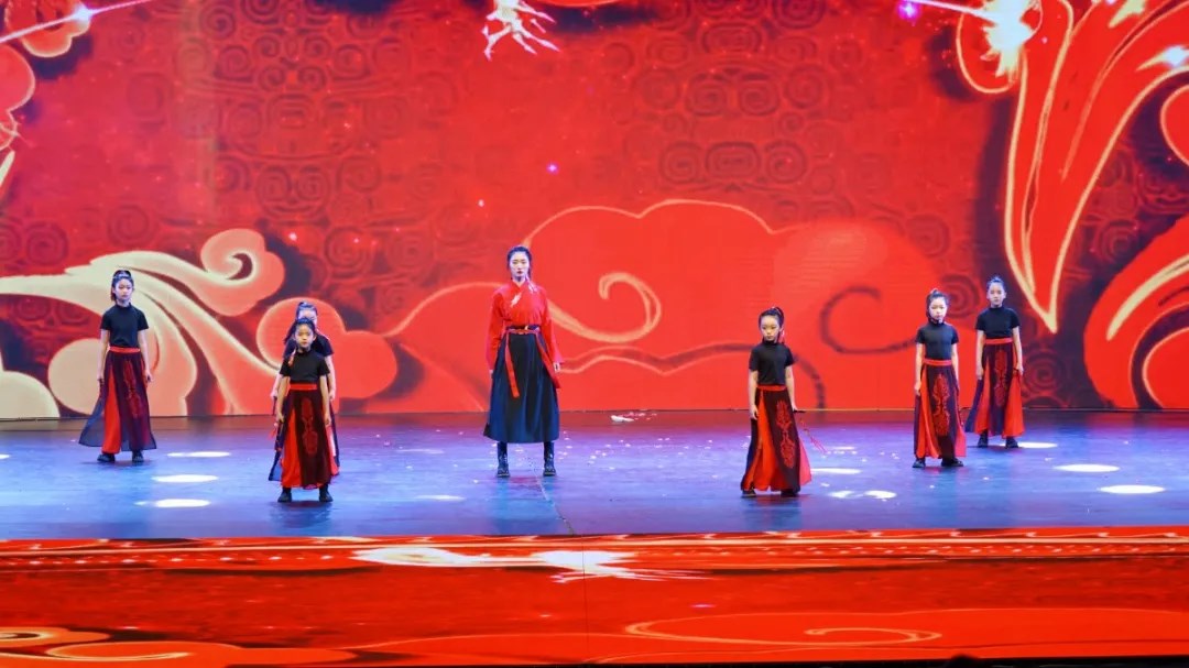 花兒向陽(yáng)，童心向黨--東外萌娃參加洛陽(yáng)市慶六一電視文藝匯演