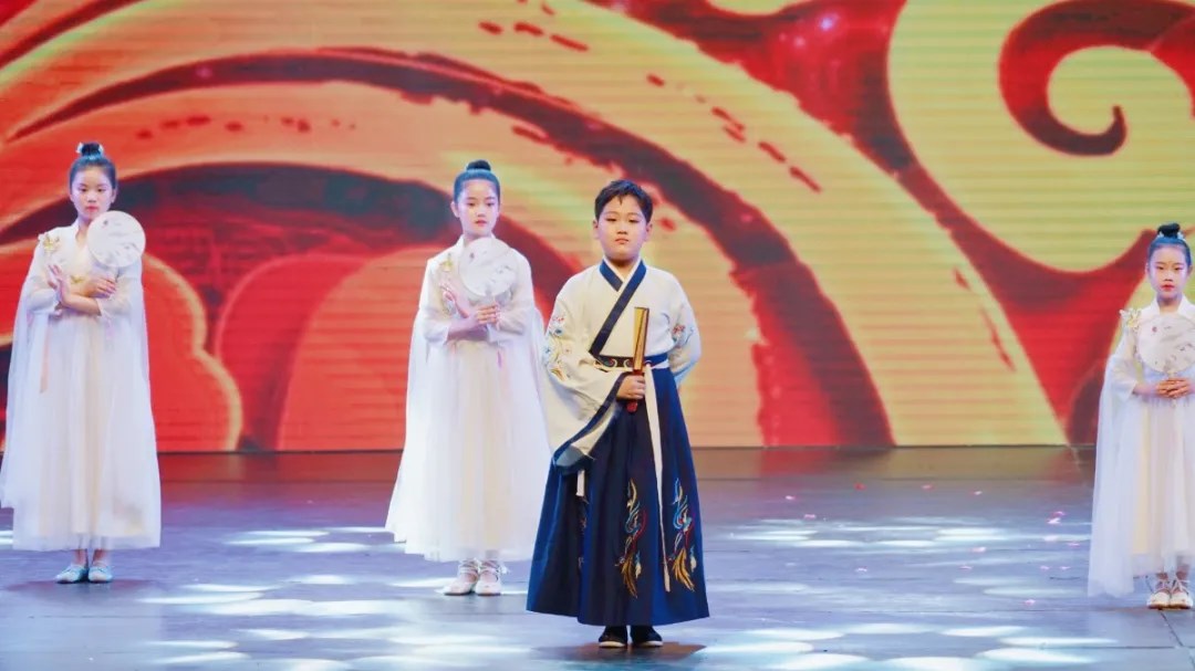 花兒向陽(yáng)，童心向黨--東外萌娃參加洛陽(yáng)市慶六一電視文藝匯演